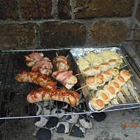 Skrzydełka z morelą i boczkiem