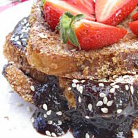 Śniadanie do łóżka. Tosty francuskie w otrębach i owocowa kostka Rubika