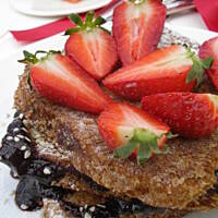 Śniadanie do łóżka. Tosty francuskie w otrębach i owocowa kostka Rubika