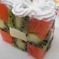 Śniadanie do łóżka. Tosty francuskie w otrębach i owocowa kostka Rubika