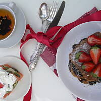 Śniadanie do łóżka. Tosty francuskie w otrębach i owocowa kostka Rubika