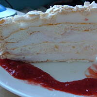 Tort bezowy z masą z mascarpone i musem truskawkowym