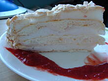 Fot. beata73, Tort bezowy z masą z mascarpone i musem truskawkowym