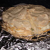 Tort bezowy z masą z mascarpone i musem truskawkowym