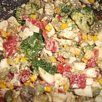 Sałatka brokułowa z papryką.