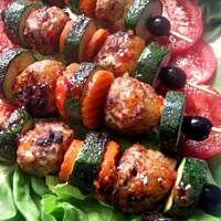 Szaszłyki z mielonych kulek z warzywnymi dodatkami