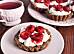 Fot. MIENTA, Kruche babeczki kakaowe z bitą śmietana i malinami