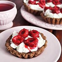 Kruche babeczki kakaowe z bitą śmietana i malinami