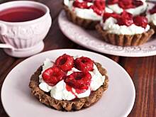 Fot. MIENTA, Kruche babeczki kakaowe z bitą śmietana i malinami