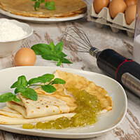 Naleśniki z rabarbarem w syropie cukrowo-miętowym