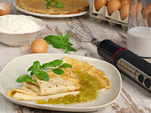 Fot. Wkn, Naleśniki z rabarbarem w syropie cukrowo-miętowym