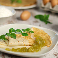 Naleśniki z rabarbarem w syropie cukrowo-miętowym