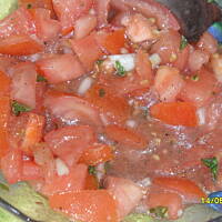 grzanka z pomidorem ,czosnkiem i bazylią