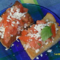 grzanka z pomidorem ,czosnkiem i bazylią