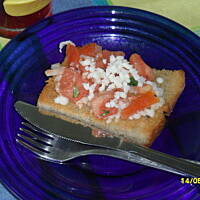 grzanka z pomidorem ,czosnkiem i bazylią