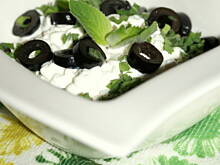 Fot. Barb82, Serek wiejski z czarnymi oliwkami i miętą