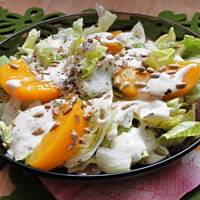 Sałata lodowa z brzoskwiniami i słonecznikiem