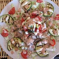 Sałatka z grillowaną cukinią i pieczonym kurczakiem