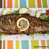 Aromatyczny marynowany pstrąg z grilla