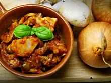 Fot. APM, Śledzie z pieczarkami i cebulką