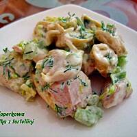 Koperkowa sałatka z tortellini