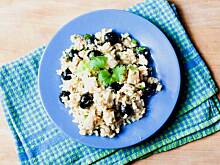 Fot. wjosna, Sałatka ryżowa z tyńczykiem, mozarellą, avocado i oliwkami