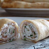 Naleśniki z szynką i serkiem ze szczypiorkiem