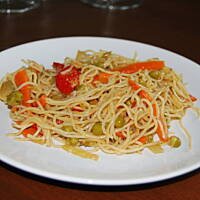 Makaron Chow Mein z warzywami w  słodkim sosie chili