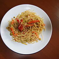 Makaron Chow Mein z warzywami w  słodkim sosie chili