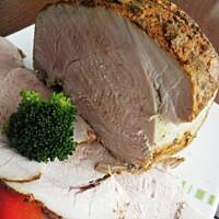 Szynka pieczona z jałowcem.