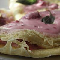 Niby omlet z  malinami.