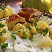 Roladki drobiowe z mozarellą i pomidorem.