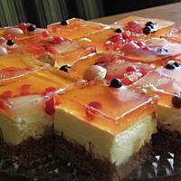 Sernik gotowany z galaretką.