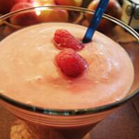 Koktajl z nektarynką i malinami.