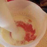 Koktajl z nektarynką i malinami.