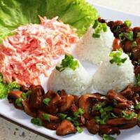 Ryż pieczarki w sosie i słodka marchewka ze śmietaną i cukrem.