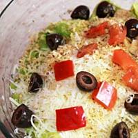 Sałatka wiosenna z oliwkami