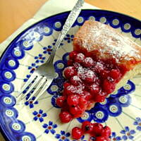 Placek drożdżowy w czerwonymi porzeczkami i konfiturą malinową