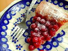Fot. kasia_sach, Placek drożdżowy w czerwonymi porzeczkami i konfiturą malinową