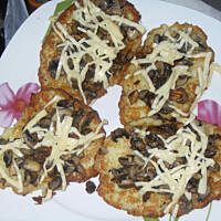 Mini pizza kartoflana, albo placki ziemniaczane z dodatkami