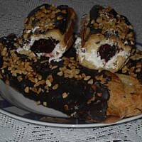 Eklery z bitą smietaną i konfiturą wiśniową  w czekoladzie i orzechowym krokancie