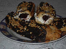 Fot. Teresa.Marcjan, Eklery z bitą smietaną i konfiturą wiśniową  w czekoladzie i orzechowym krokancie