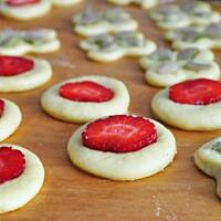 Drożdżowe ciasteczka z truskawkami i rabarbarem