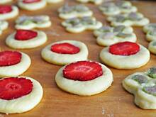 Fot. MIENTA, Drożdżowe ciasteczka z truskawkami i rabarbarem