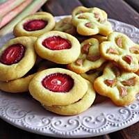 Drożdżowe ciasteczka z truskawkami i rabarbarem