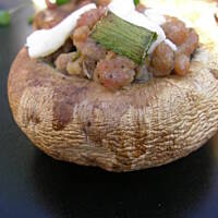 Grillowane kapelusze nadziane mięsem i fetą