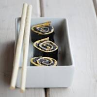 Sushi z omletem i kawiorem