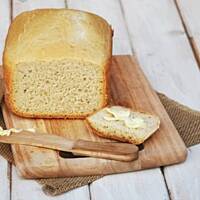 Chleb pszenny z masłem i solą prowansalską