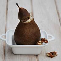 Pieczona gruszka z serkiem i orzechami