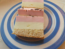 Fot. Mama - Różyczki, Malinowo - cytrynowy budyniowiec na puszystym spodzie